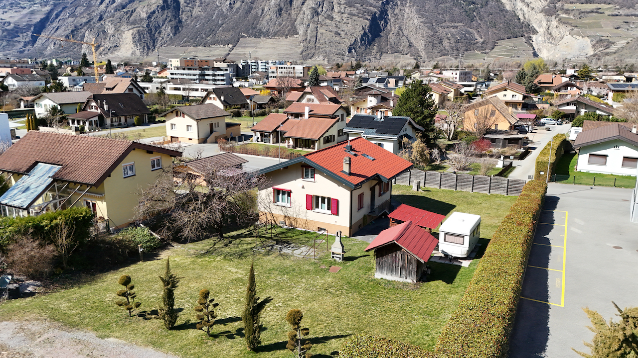Maison rénovée avec grand terrain et potentiel immobilier